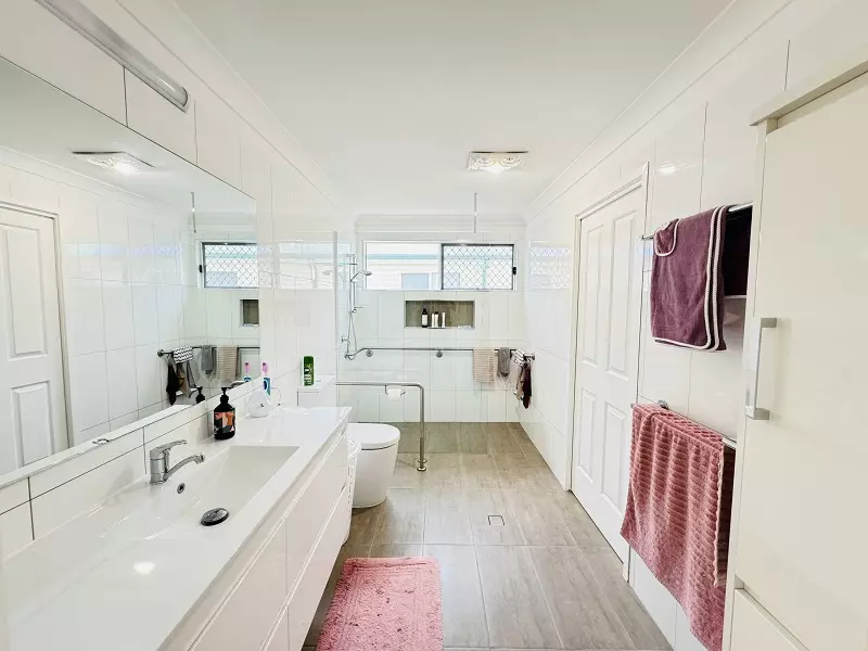 Beautiful 3 Bedroom Home - GREENBANK GARDENS