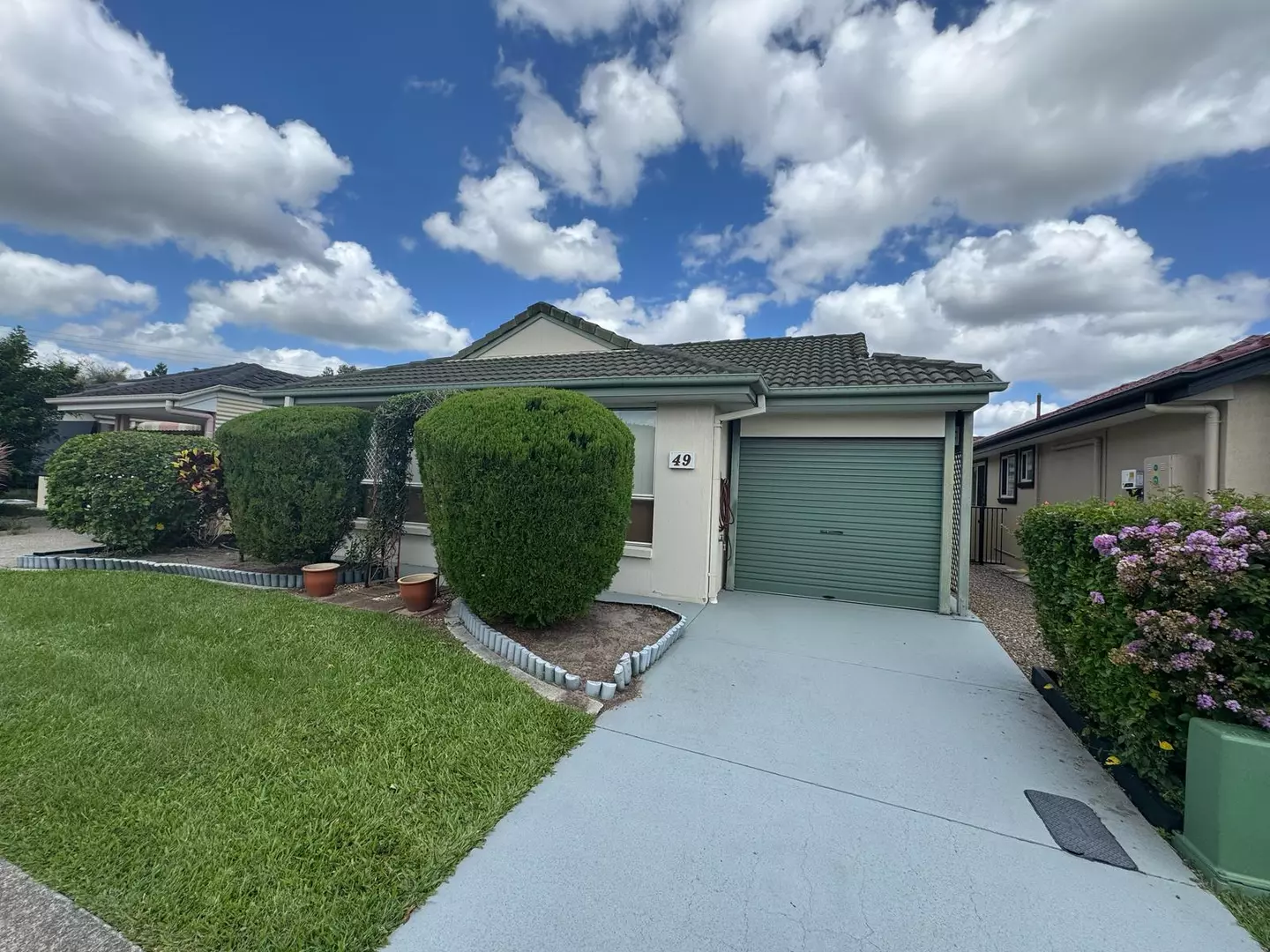 Ready to move ?  2 Bedroom + Study - Fully Fenced for your pets!