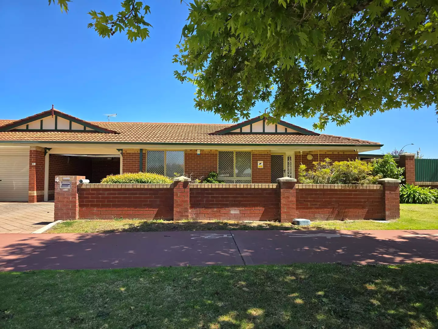 Under Offer! Just Listed! 2 Bedroom, 1 Bathroom Retirement Villa in Bentley