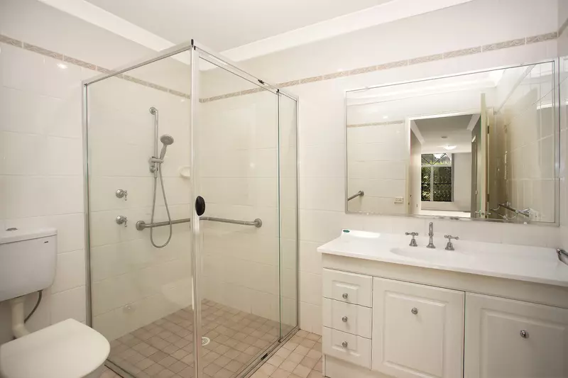 Charming Villa with Private Garden, Solar Power, and Spacious Interiors