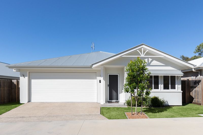 Enjoy nature, birds, gardens and peace and quiet in this immaculate lowset home