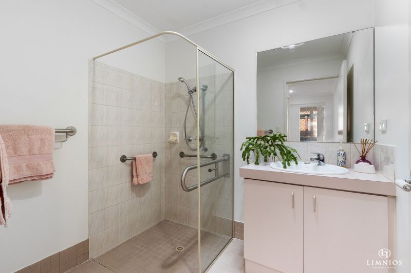 SOLD!. Beautifully presented, well maintained villa for the Over 55s