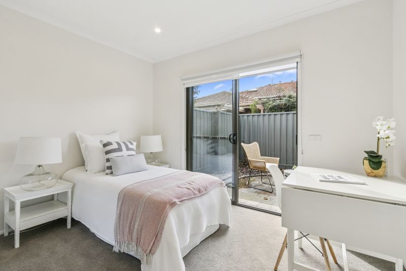 Newly refurbished 2-bed unit with open-plan kitchen