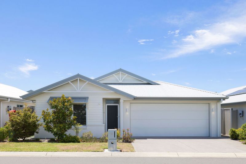 Elegant Living with Entertainer's Alfresco