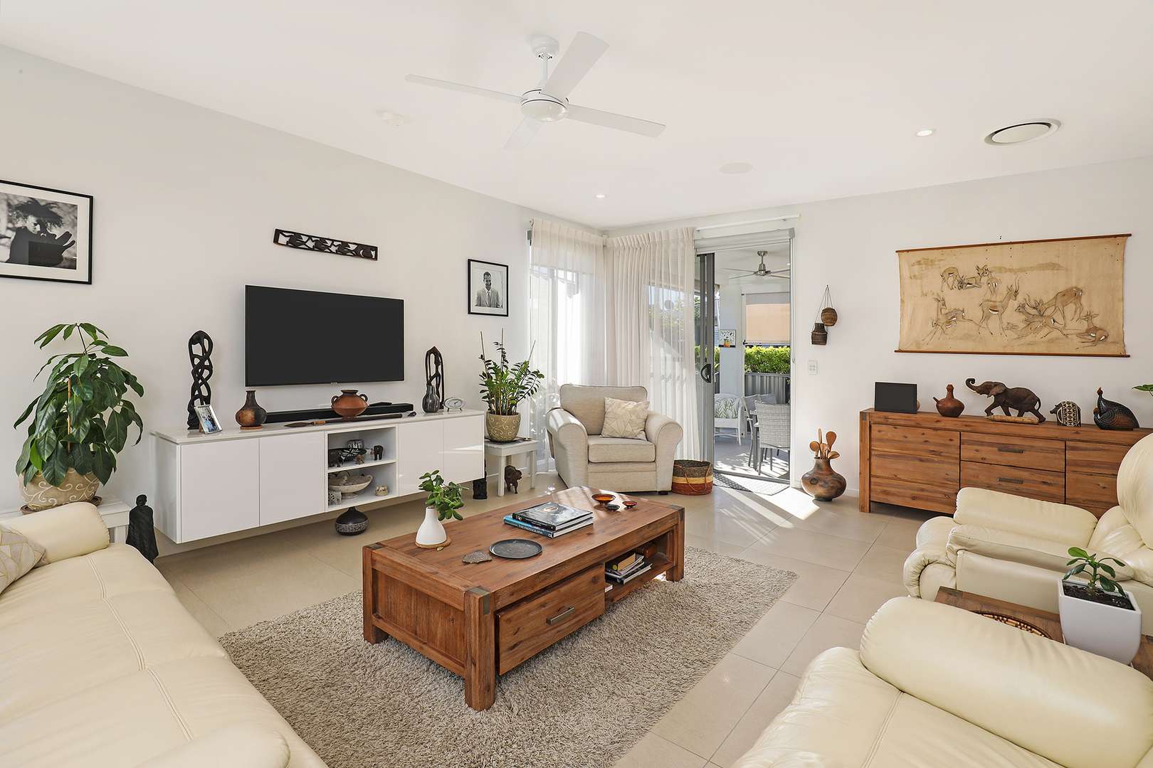 Immaculate, Stylish + Corner Position! V96 Living Gems