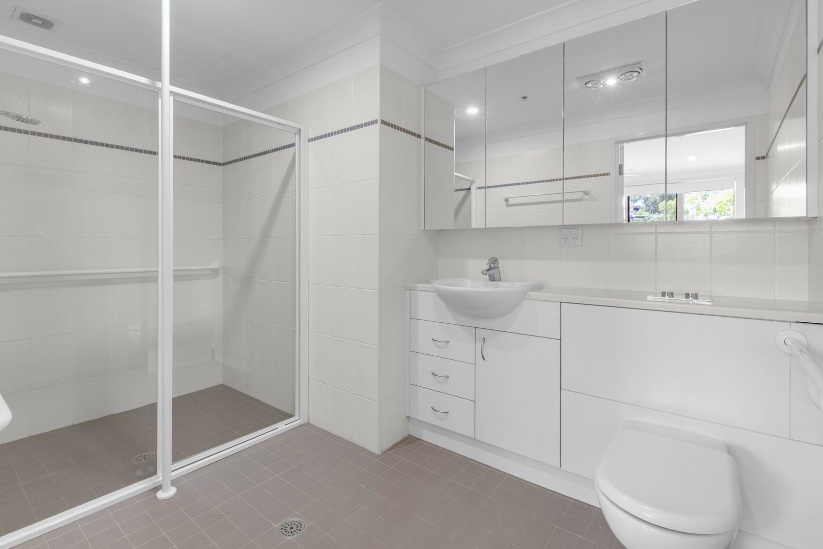 Spacious 2 Bedroom Unit With Lift Access and Large Balcony