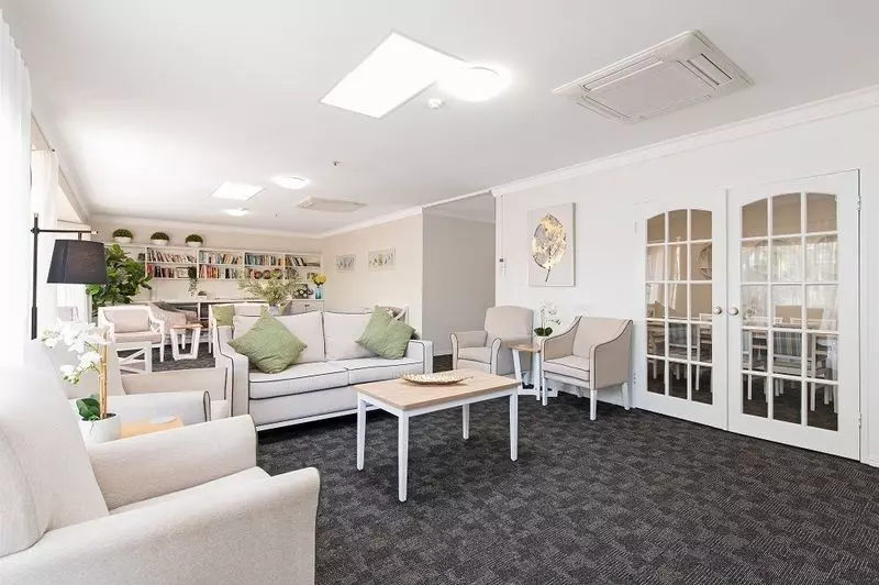 Lovely, bright apartment with entry to courtyard