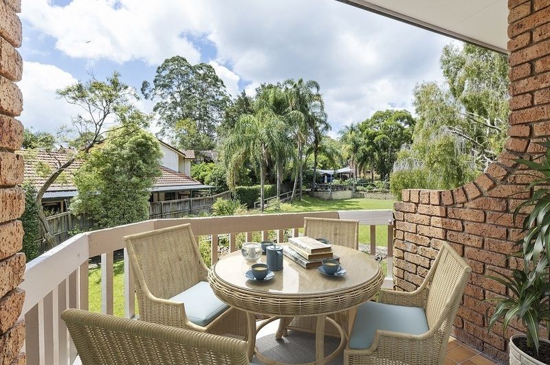 Sunny North facing studio apartment with terrace overlooking luscious green gardens.