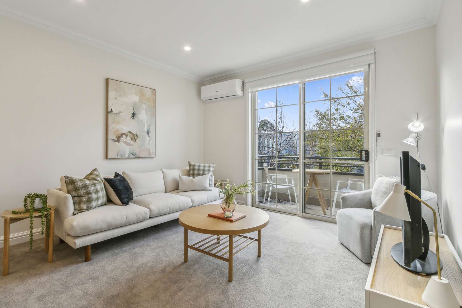 Double balcony apartment overlooking the garden