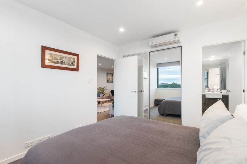 Top Floor Apartment With Views!