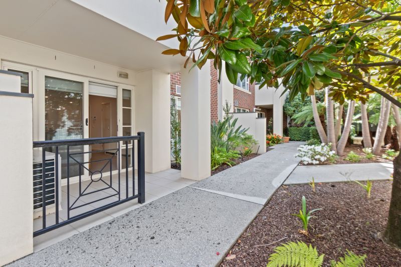 One-bedroom ground floor apartment with an open study