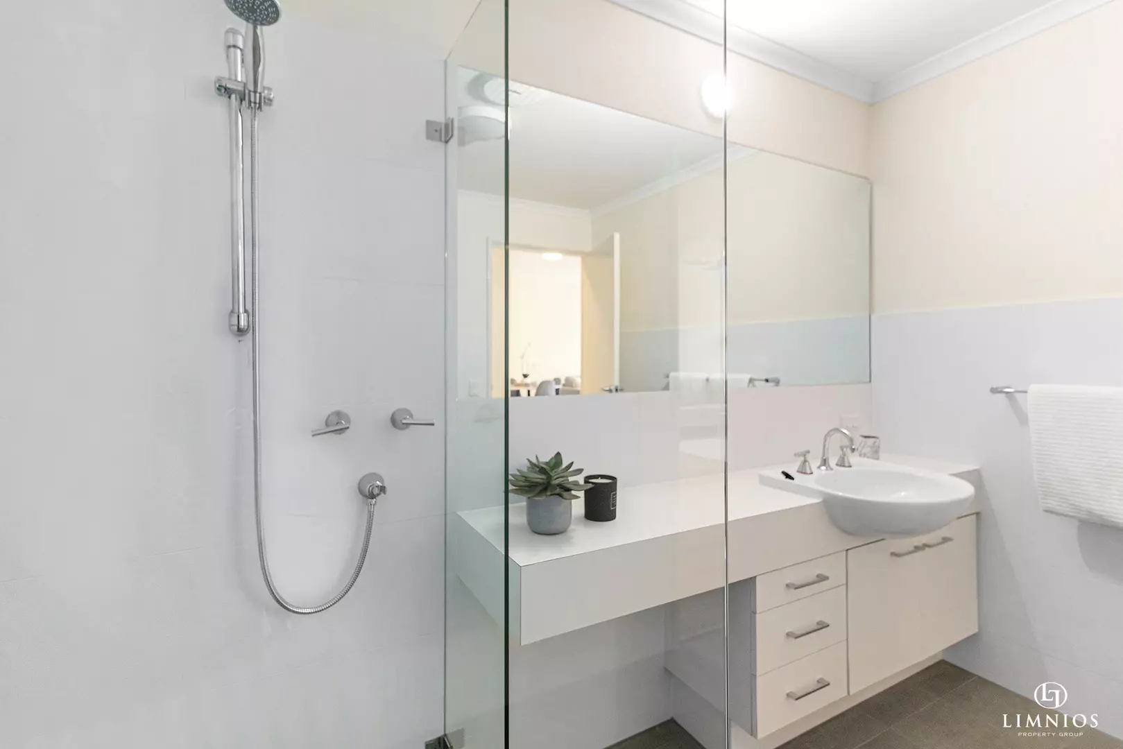 You will LOVE this ground floor retirement living apartment close to parklands!