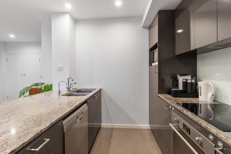 Top Floor Apartment With Views!