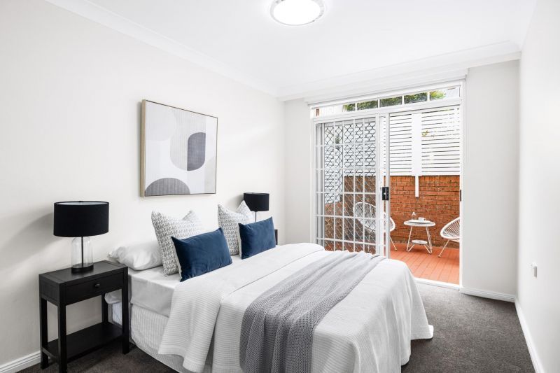 Fully renovated, contemporary style 3 bedroom unit with garden surrounds.