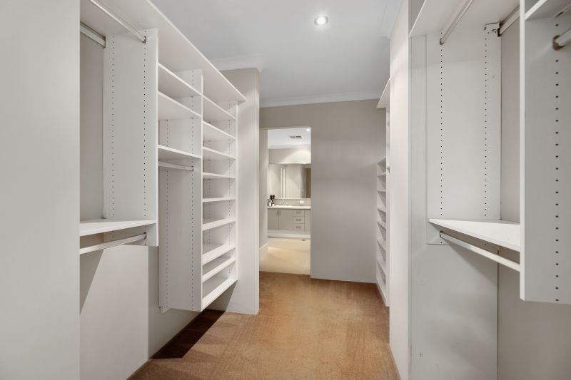 Spacious Riverside Family Retreat!