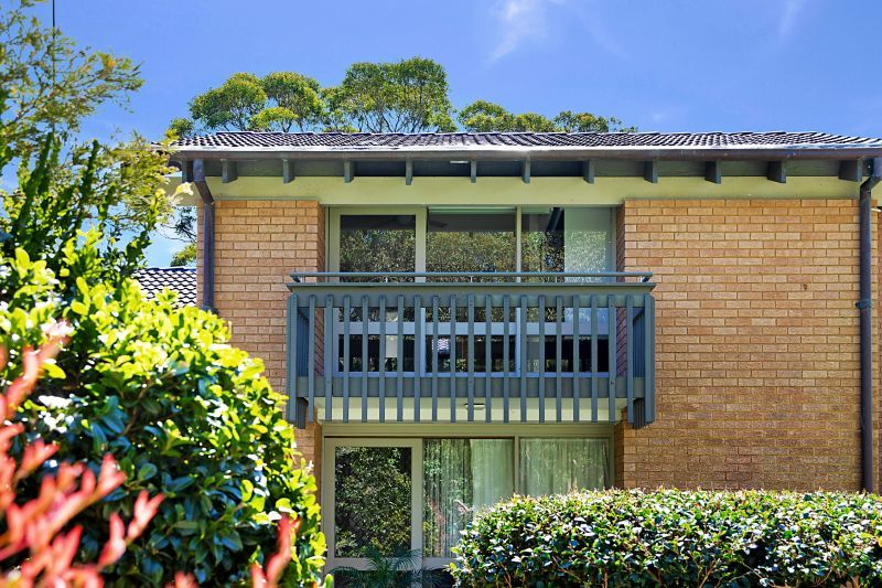 Available Now! Newly Refurbished Upper Level Unit!