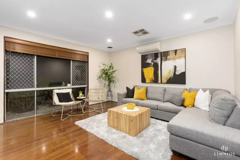 Spacious end villa with massive yard!