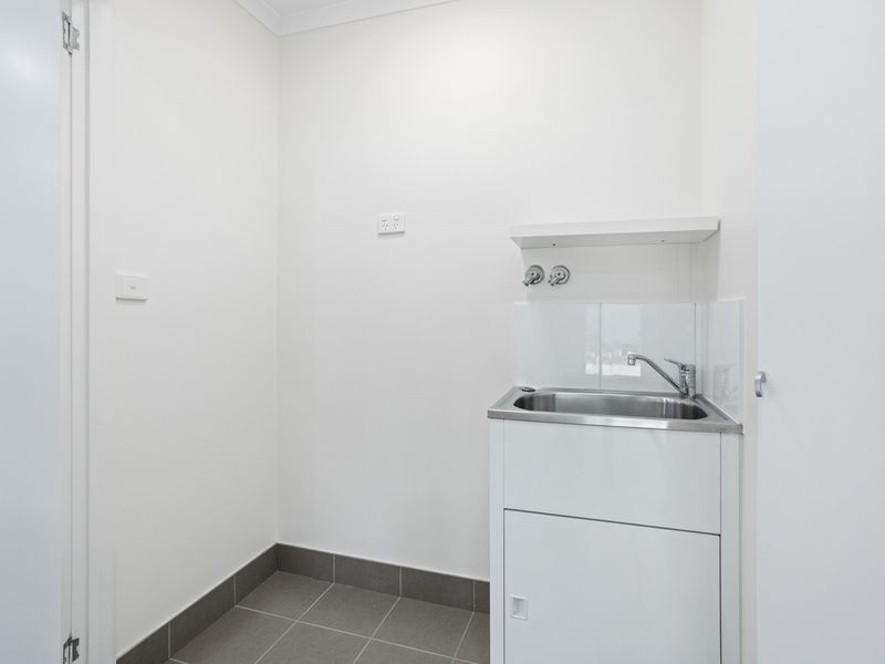 Lovely Villa with Courtyard and Sunroom