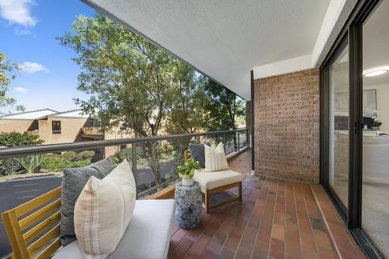 Refurbished large 2-bedroom unit with 4 outdoor spaces