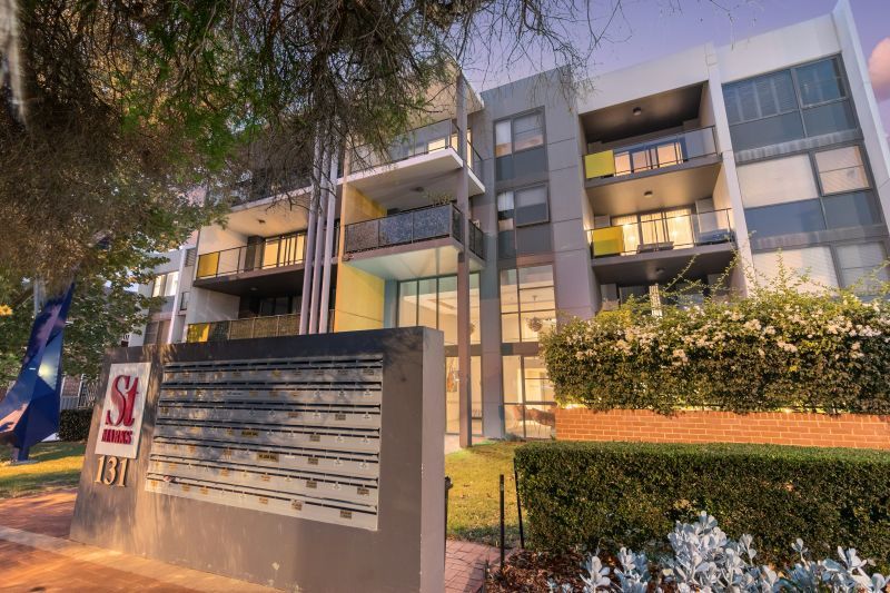 Top Floor Apartment With Views!