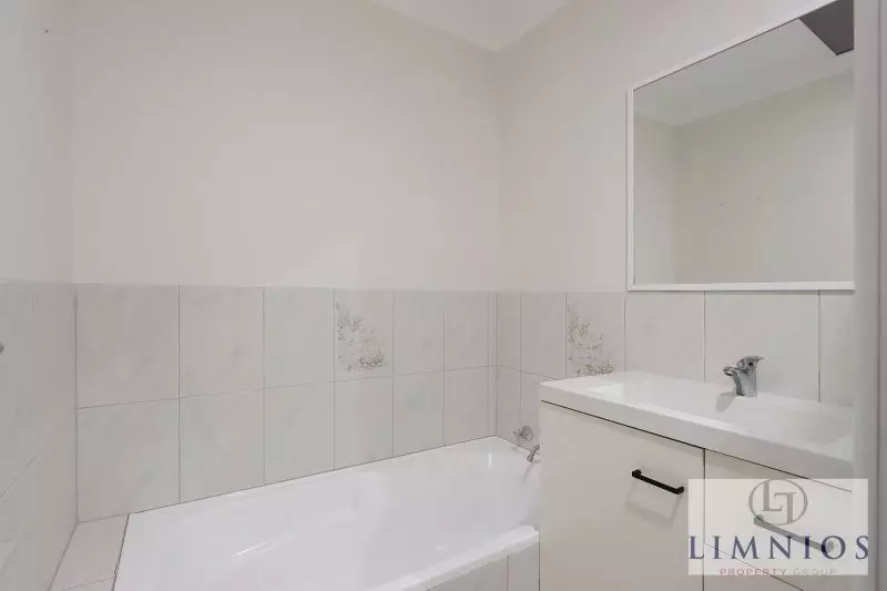 Street Front Home In Quiet Cul - De - Sac