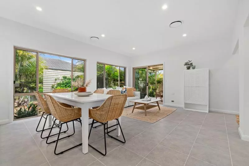 Spacious villa with double lock up garage