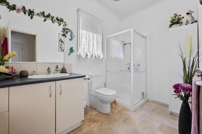 Vibrant & Beautifully Maintained!