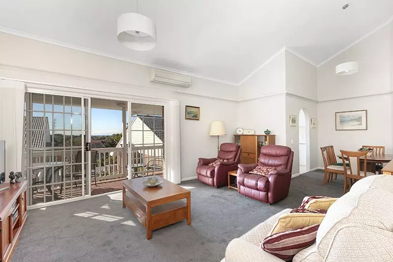 Perfectly located 3 bedroom unit with easy ramp access and glorious views.