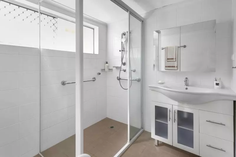 Gorgeous modern unit with easy access and convenient location