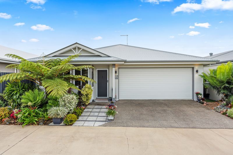 Stunning Tropical Hideaway!