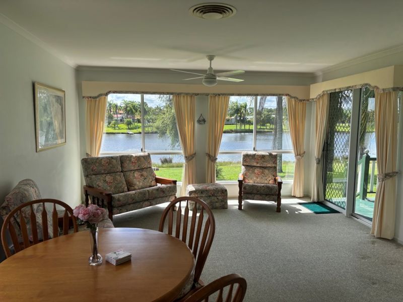 Lakeside Living with Extras