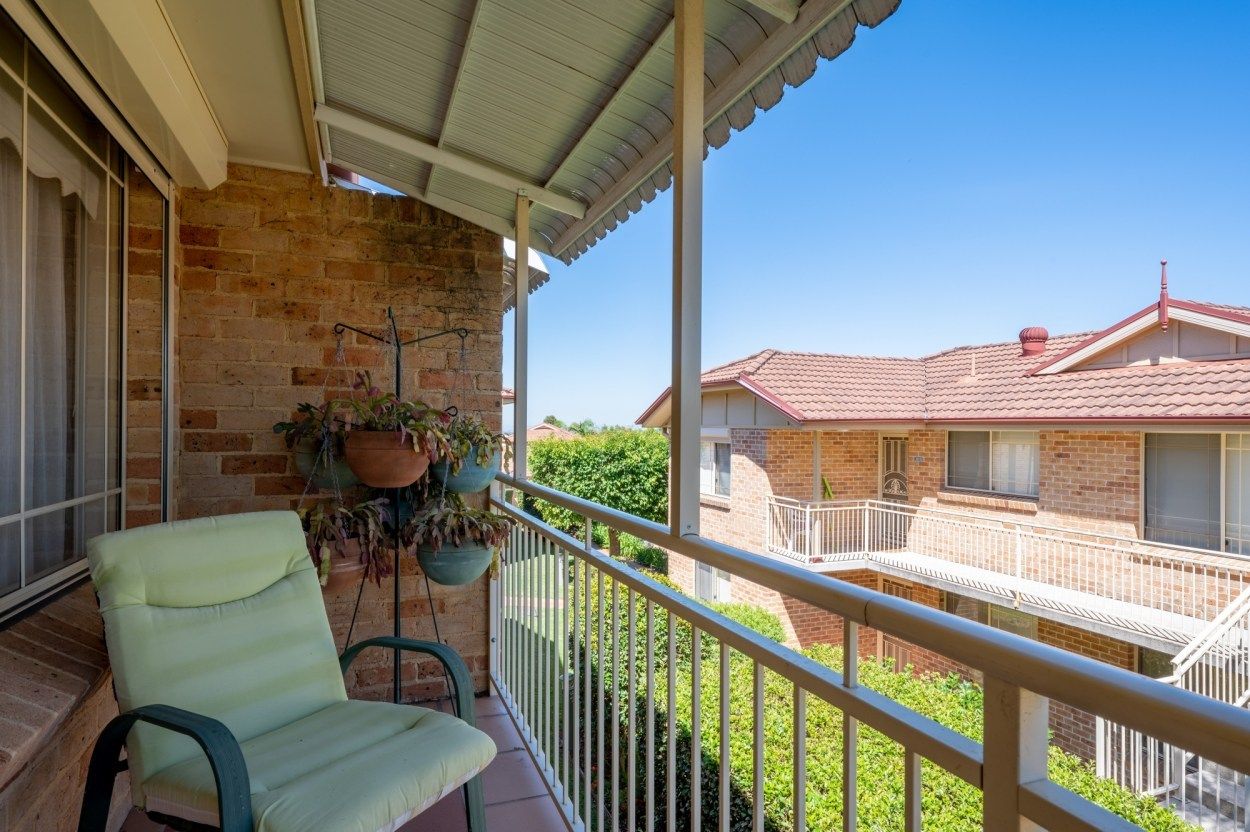 2 Bedroom Retirement– Walk to Round Corner!   