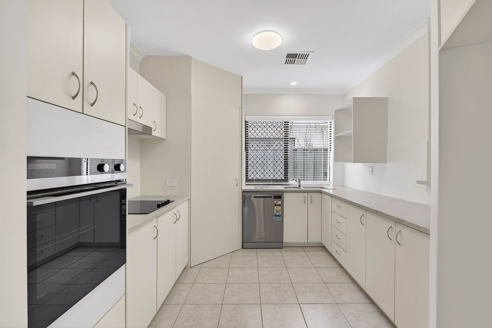 Rare Opportunity to purchase into the Popular Peter Arney Retirement Living Complex! Relax and Enjoy Your New Low Maintenance Home!