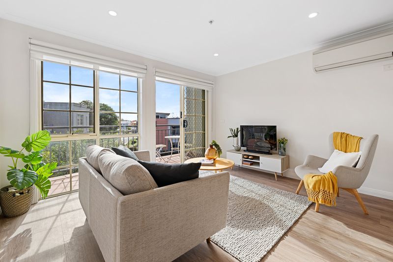 Bright, Contemporary Living with Open-Plan Style