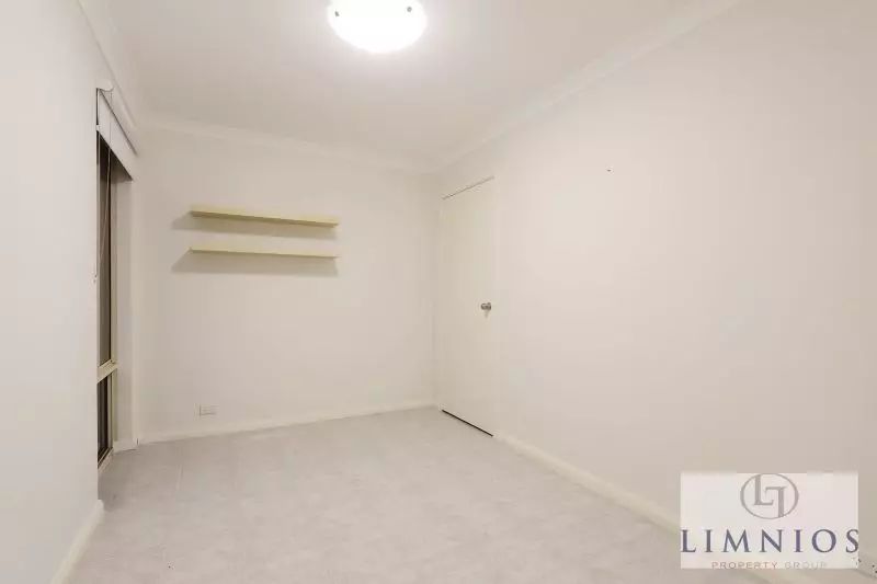 Street Front Home In Quiet Cul - De - Sac