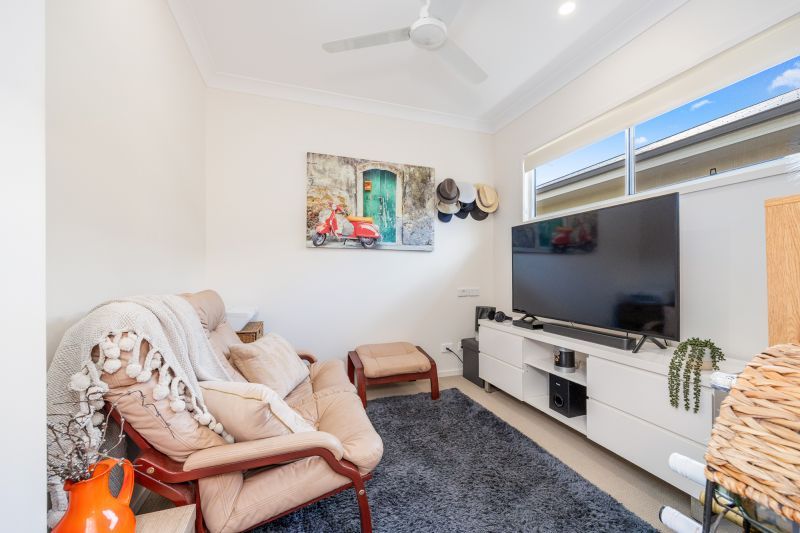 Vibrant Modern Home – Carefree Alfresco Living!