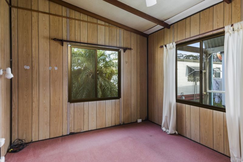 Vibrant Bungalow- Move in Now, Ready for Renovations!