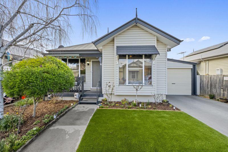 Stylish Home Near Amenities