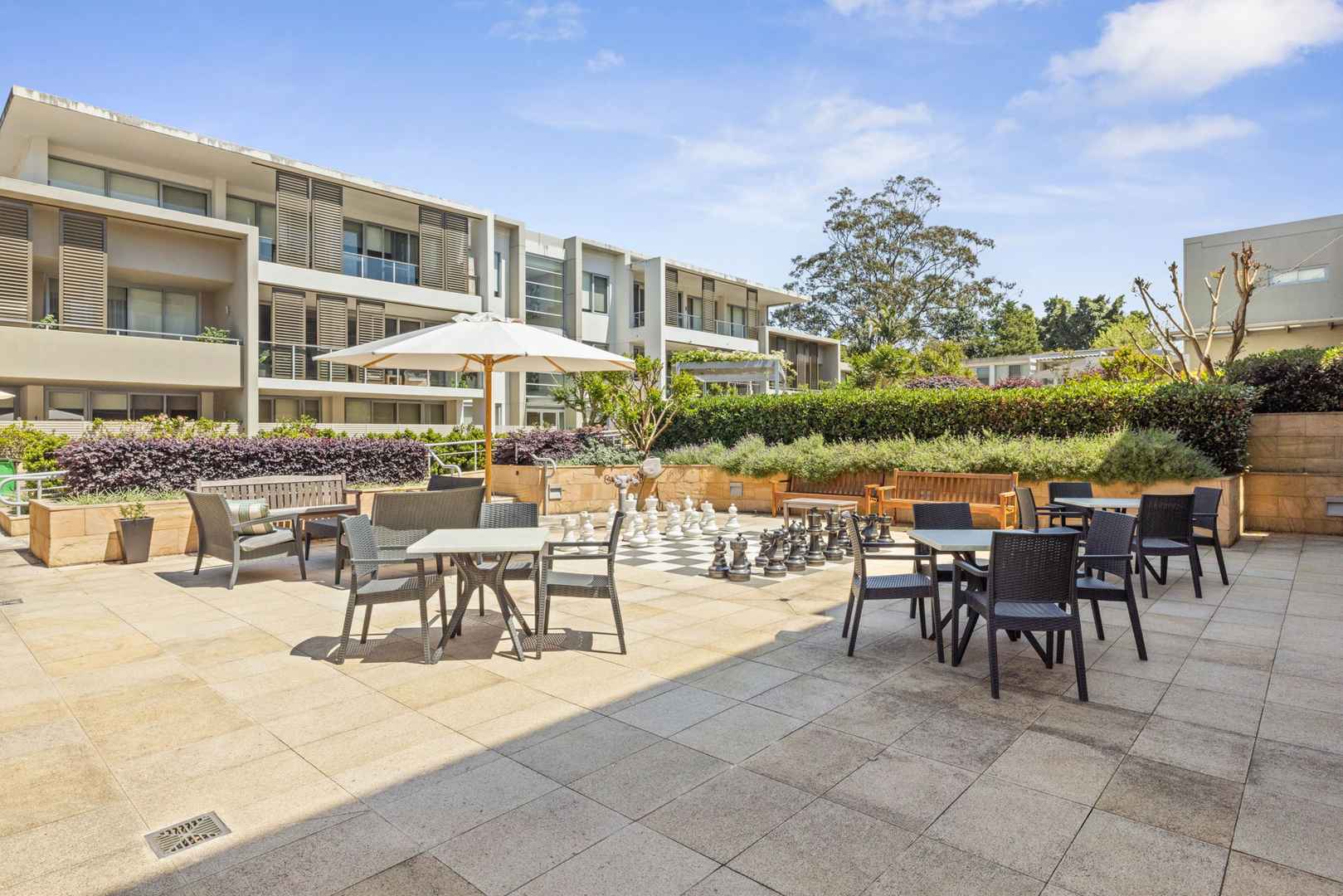 Newly Refurbished House-Sized Apartment In The Residences 