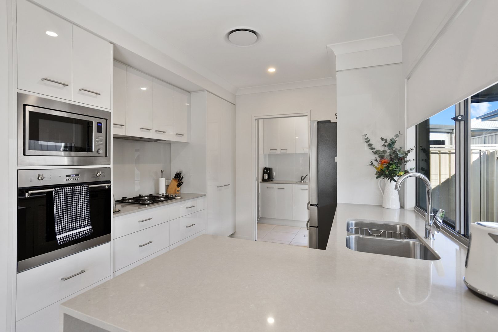 Palm Lake Fern Bay- Modern home in immaculate condition