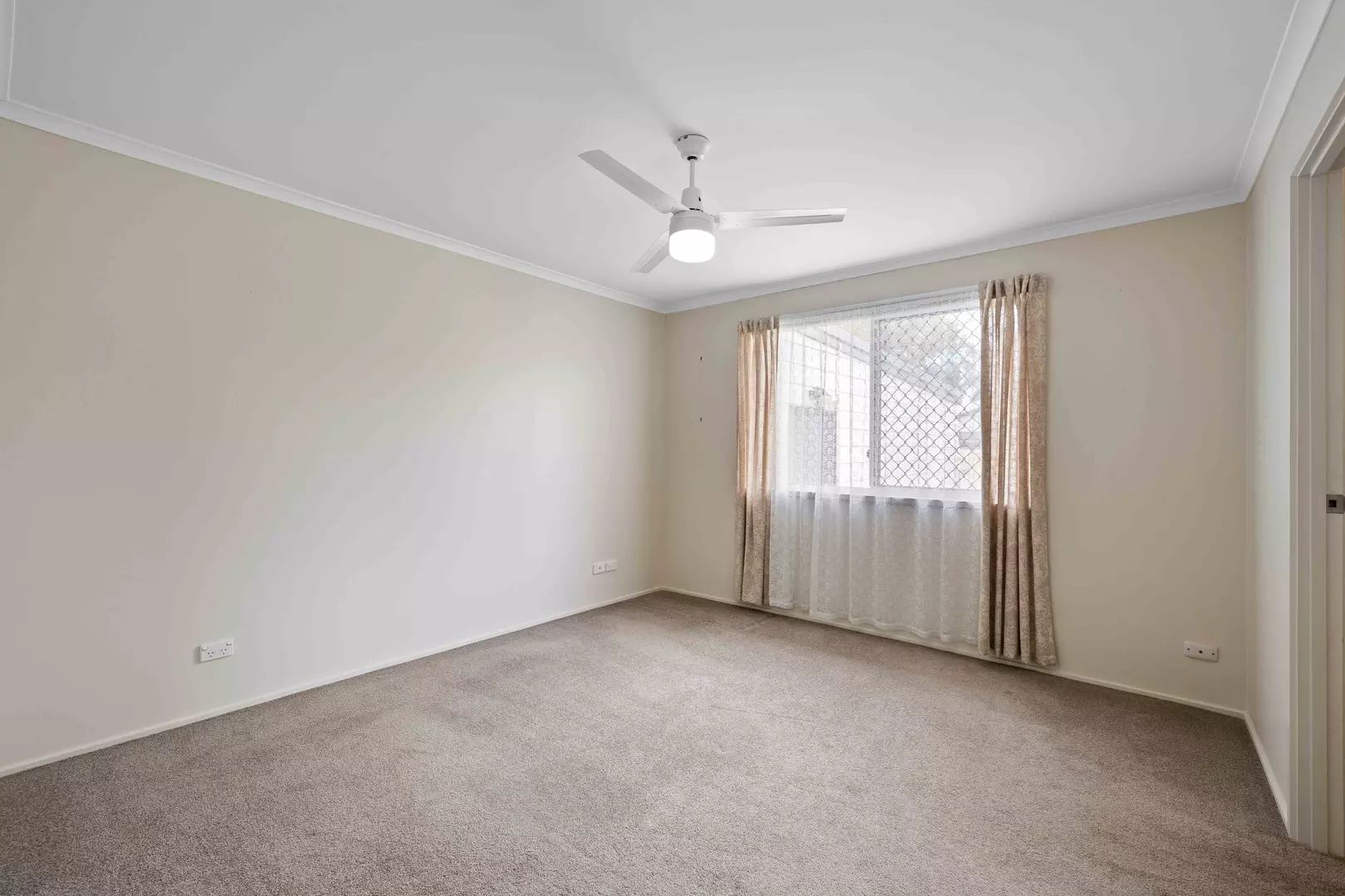 Beautifully presented property with Double Garage and DOG Friendly!!!