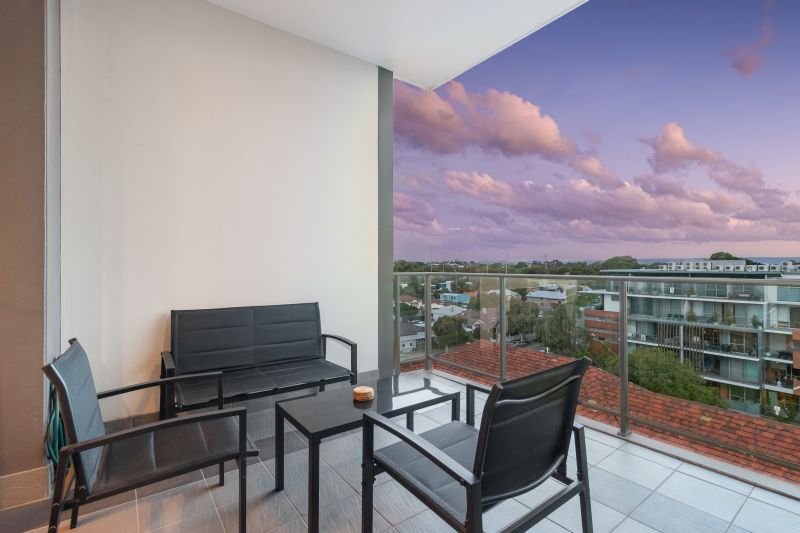 Top Floor Apartment With Views!