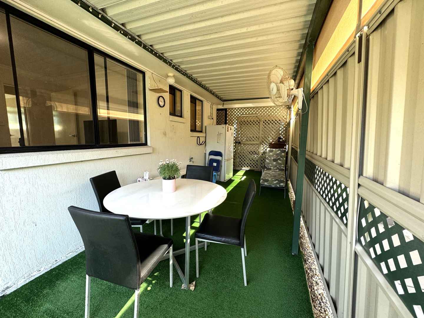 DOWNSIZE in comfort ... into a 2 bedroom home within a secure gated complex !