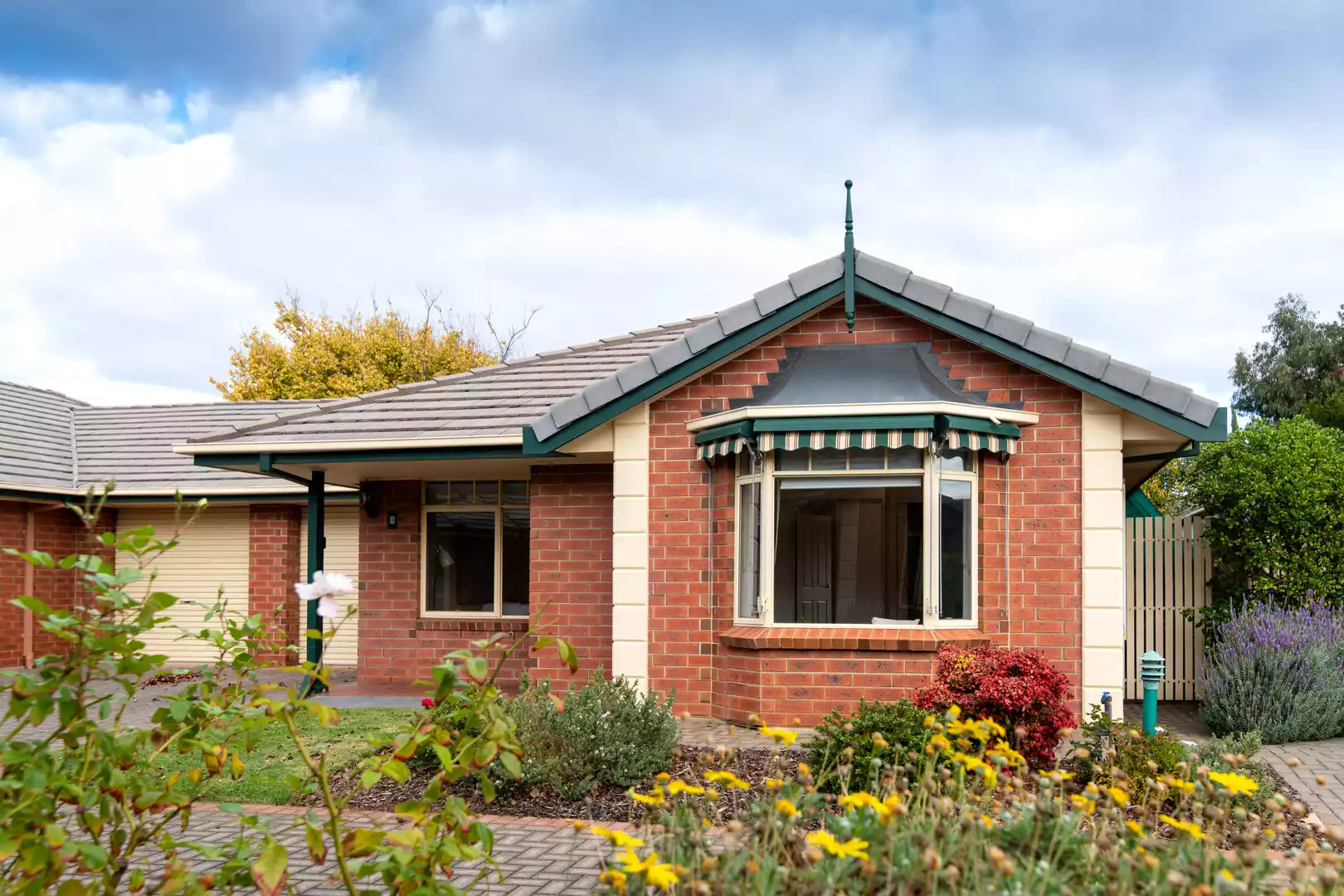 Eldercare Old Oxford Court: spacious two-bedroom villa near the beach