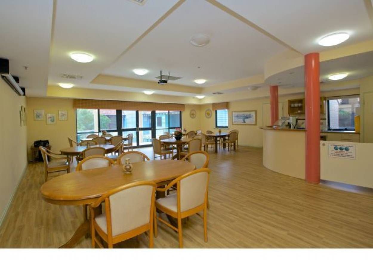 Moline House is within easy reach of the popular Karrinyup Shopping Centre, neighbouring parklands and local transport.