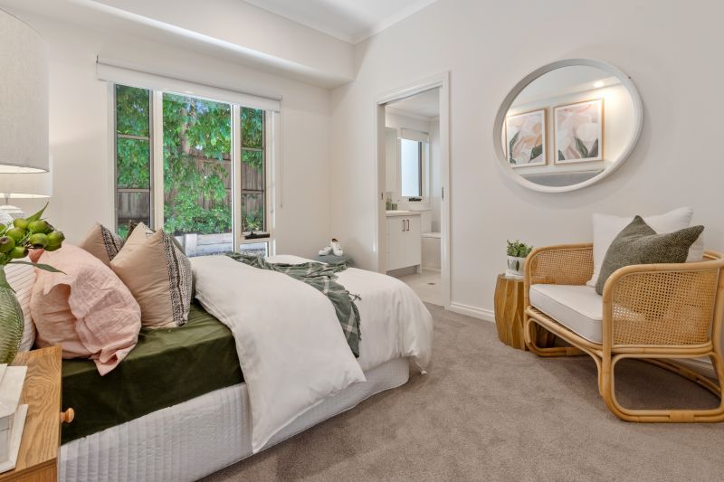 One-bedroom ground floor apartment with an open study