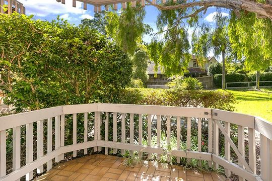Sunny North facing studio apartment leads onto a beautiful flowering garden.
