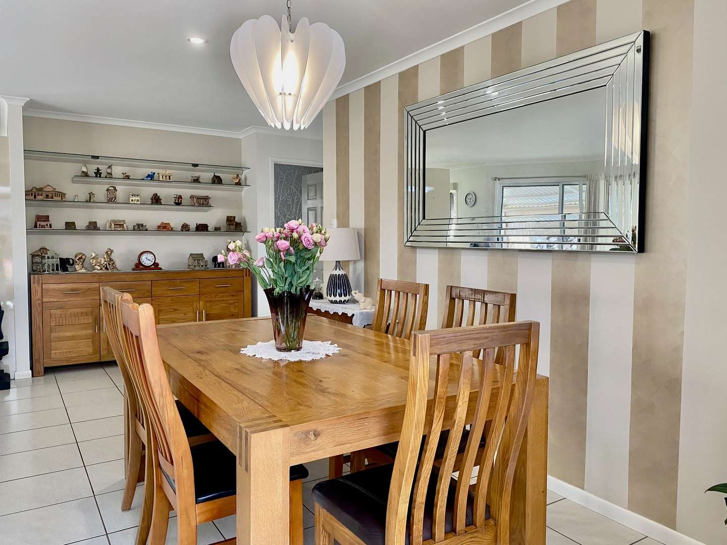 STYLISH SPACIOUS HOME – GREAT FOR THE ENTERTAINER