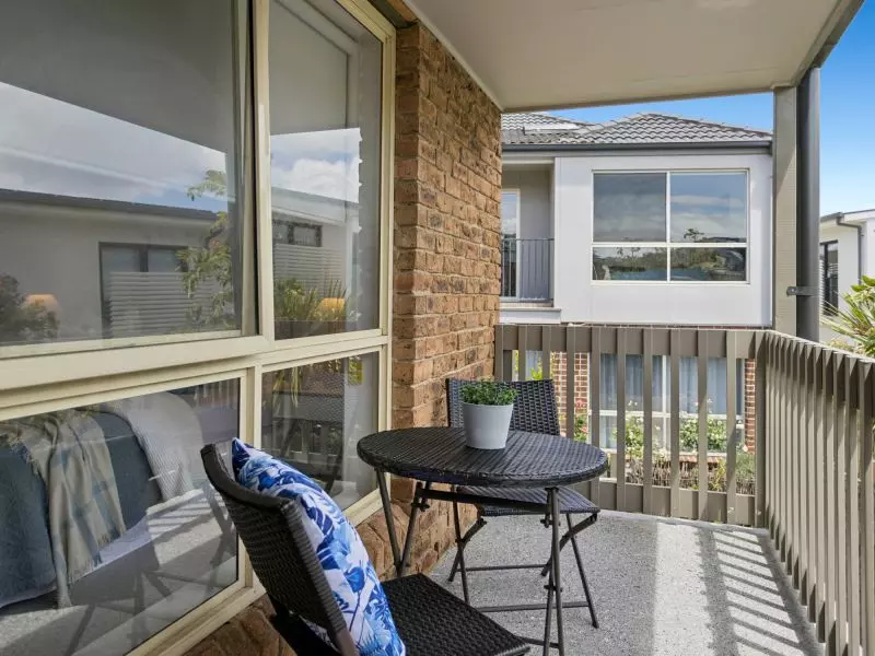 DEPOSIT TAKEN - Spacious, light-filled 2br unit with bay windows & garden views