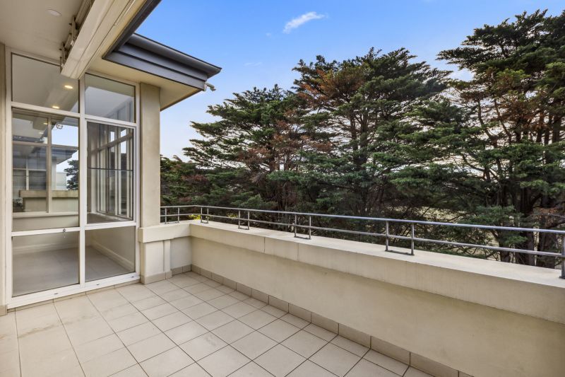 Elevated living in the heart of Kew